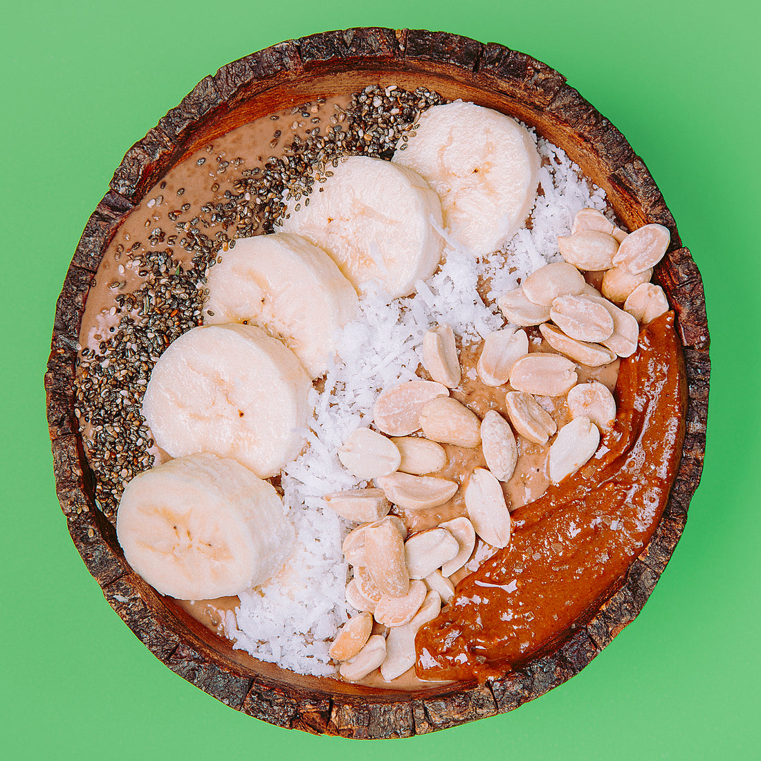 Smoothie bowl de plátano con crema de cacahuate con cacao