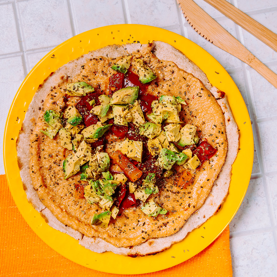 Tortilla de avena con hummus