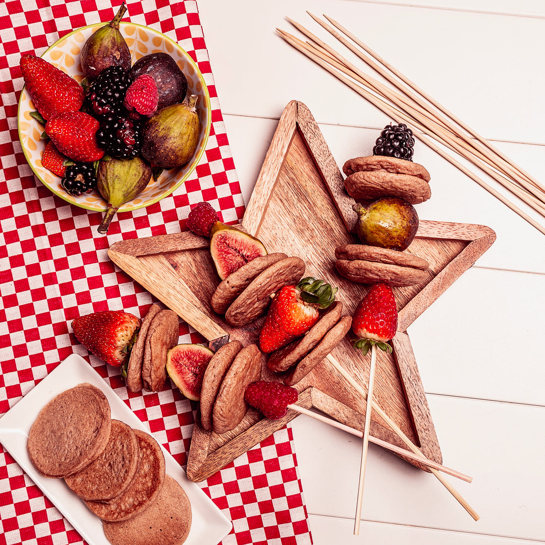 Brocheta de mini hotcakes y frutas