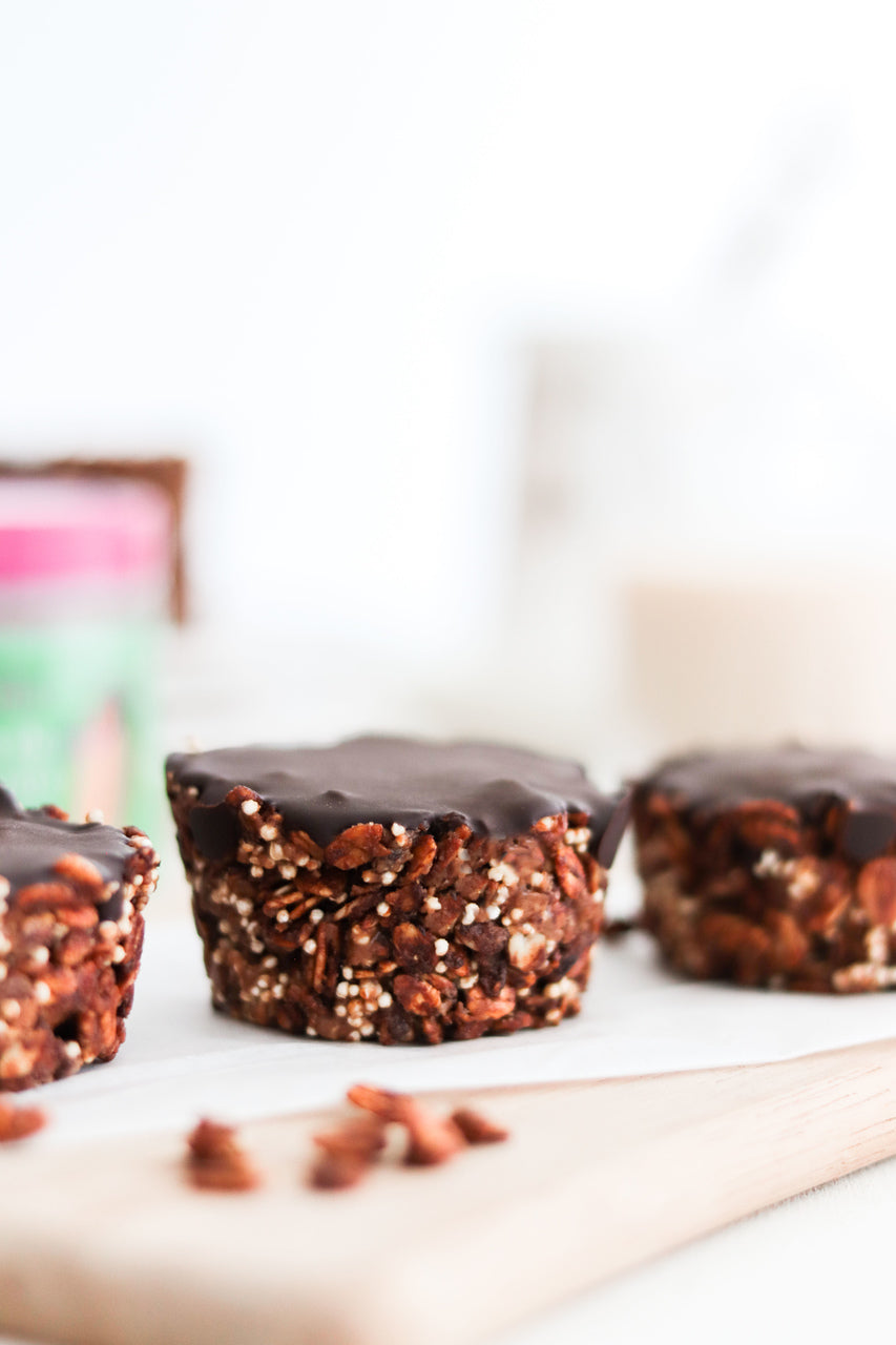 Tazas de Granola Rellenas de Crema de Cacahuate