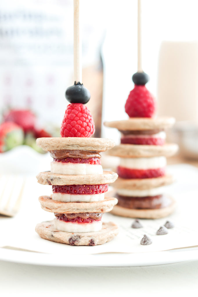 Brochetas de Mini-hotcakes con Chispas de Chocolate y Fruta