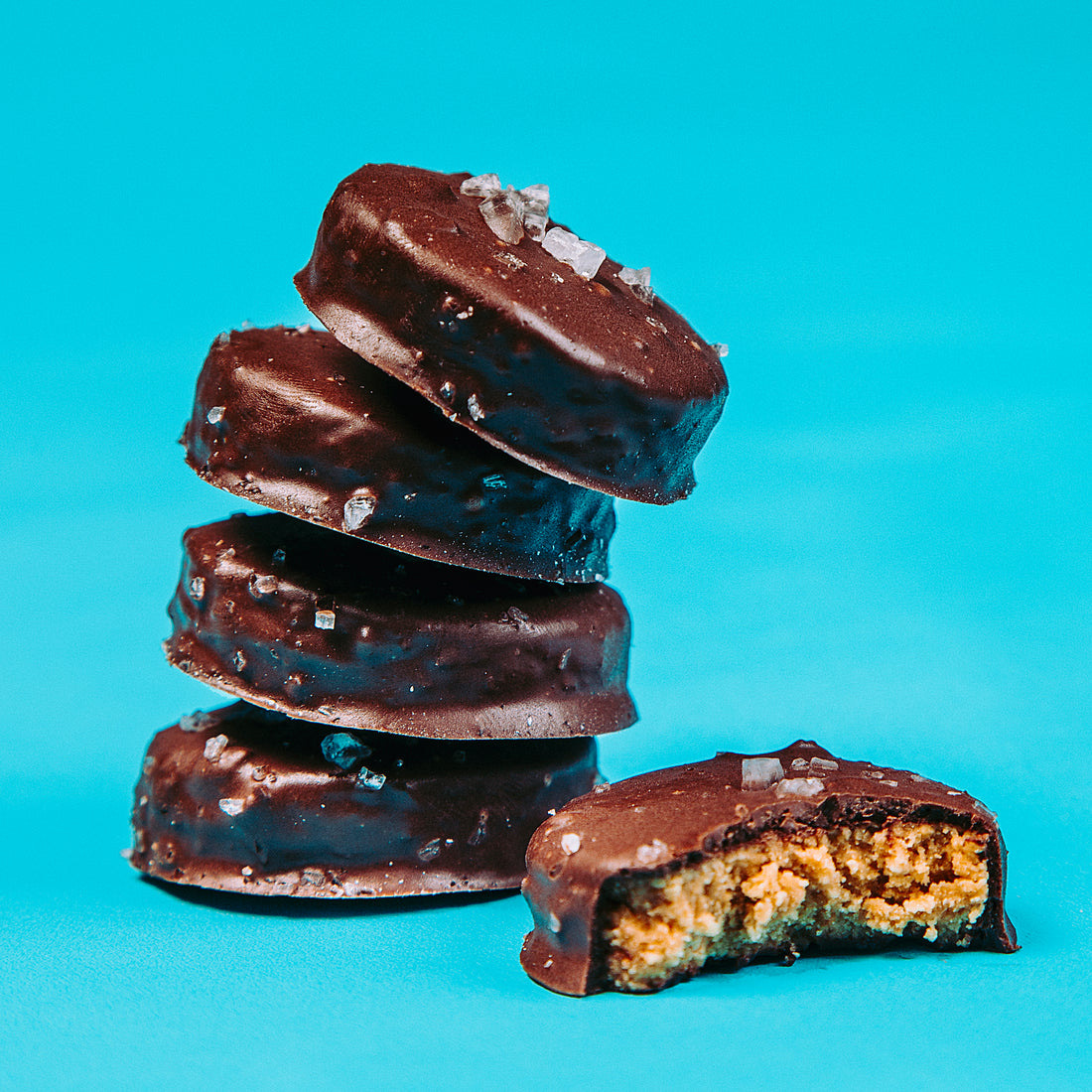 Huevitos de crema de cacahuate cubiertos con chocolate